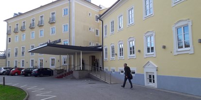 Stadthotels - Garten - Der Eingang in das große gepflegte Hotel - ARCOTEL Castellani Salzburg